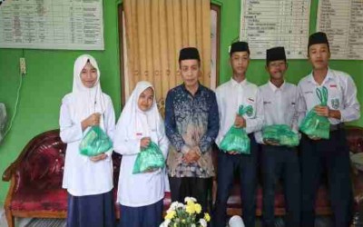 MTs Nurul Hidayah Kota Raja Gelar Kegiatan Pembagian Santunan bagi Siswa yang Membutuhkan, Kepala Madrasah Serahkan Bantuan Secara Langsung sebagai Wujud Kepedulian terhadap Peserta Didik