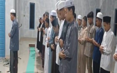 Kepala MTs Nurul Hidayah Kota Raja Pimpin Langsung Shalat Tarawih Berjamaah di Mushola Yayasan Nurul Hidayah Amuntai Selatan, Perkuat Ukhuwah Islamiyah dan Tingkatkan Semangat Ibadah Warga Madrasah di Bulan Suci Ramadan