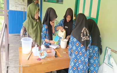 Tumbuhkan Kreativitas, Jiwa Kewirausahaan, dan Keterampilan Hidup Siswa, Kelas IX-B MTs Nurul Hidayah Kota Raja Antusias Laksanakan Praktik Membuat Roti Brownis Karamel dalam Pembelajaran Seni Budaya dan Keterampilan (SBK) Berbasis Proyek dan Penguatan Ka