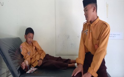 Wujud Kepedulian dan Tanggung Jawab terhadap Keselamatan Peserta Didik, Kepala MTs Nurul Hidayah Kota Raja Sigap Mengantar Siswa ke IGD Puskesmas Amuntai Selatan Akibat Tertusuk Paku, Alhamdulillah Kondisi Siswa Dinyatakan Baik dan Tidak Mengalami Hal Ser