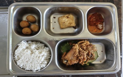 Program Makan Bergizi Gratis (MBG) Pemerintah Terlaksana di MTs Nurul Hidayah Kota Raja dengan Menu Nasi Putih, Ayam Kentucky Sambal Cabe Merah, Buah Kelengkeng, dan Tahu Goreng Disambut Antusias Siswa