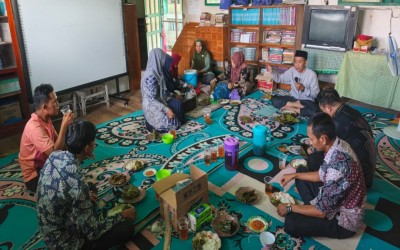 Perkuat Kesiapan Ujian Madrasah dan Penilaian Akhir Semester, Kepala dan Dewan Guru MTs Nurul Hidayah Kota Raja Gelar Rapat Koordinasi Sekaligus Syukuran Keberhasilan PPG Tahun 2025 untuk Tingkatkan Mutu Pendidikan